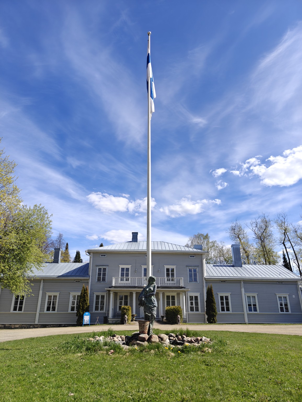 Kirstulan Kartanon nykyinen päärakennus keväällä