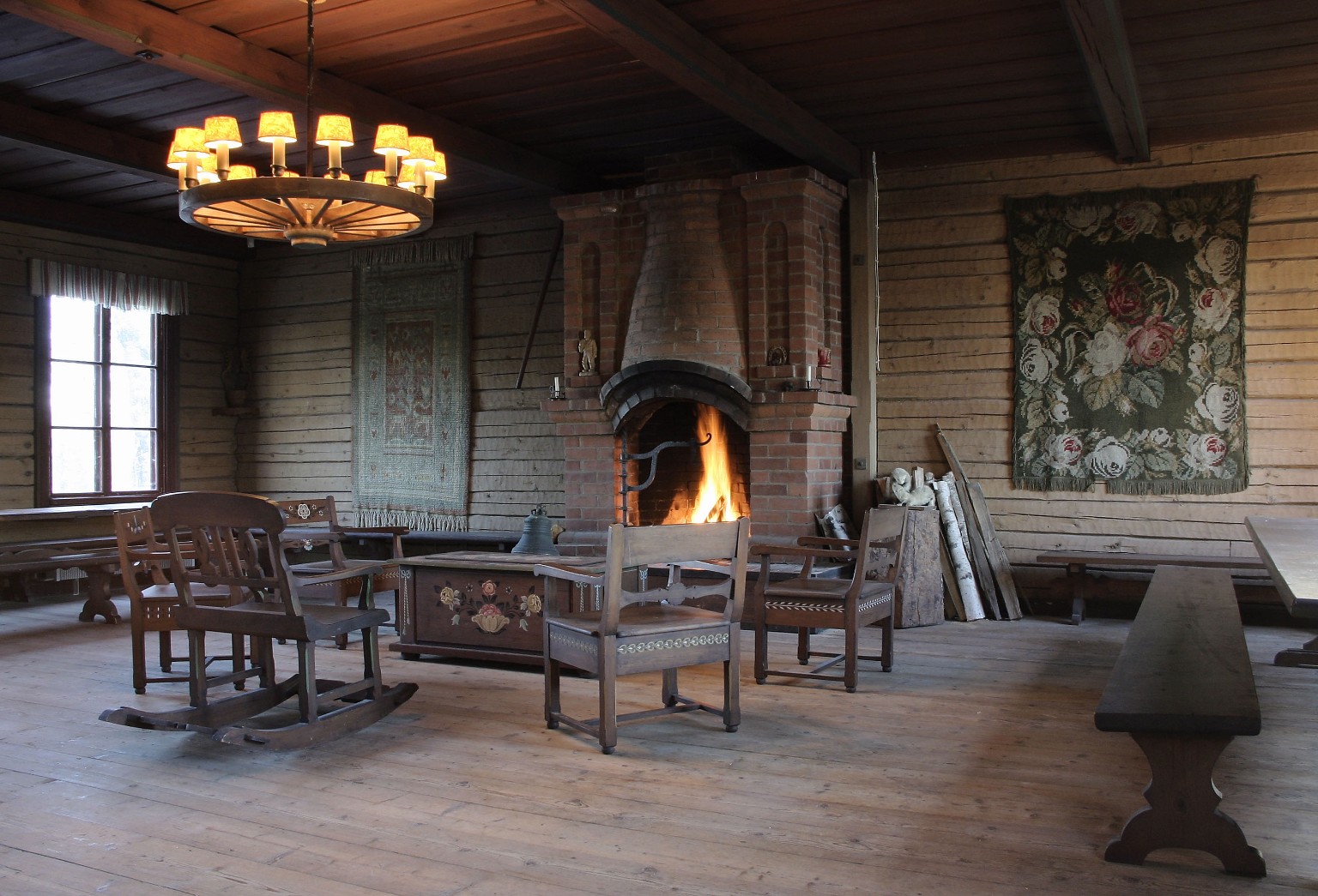 Stimmungsvoller Saal und Kamin im alten Kirstula