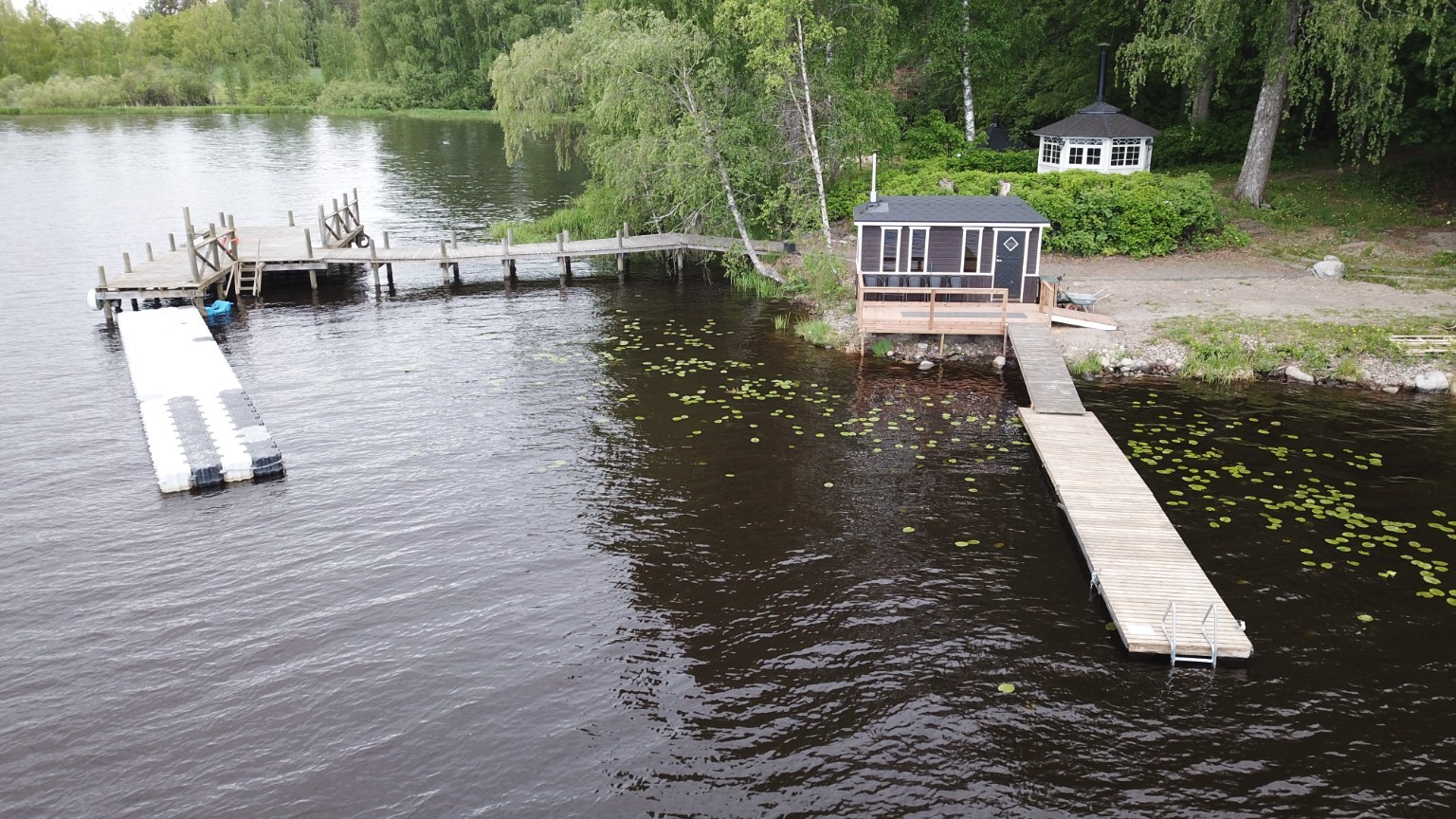 Luftbild der Ufersauna und des Stegs bei Kirstulan Kartano