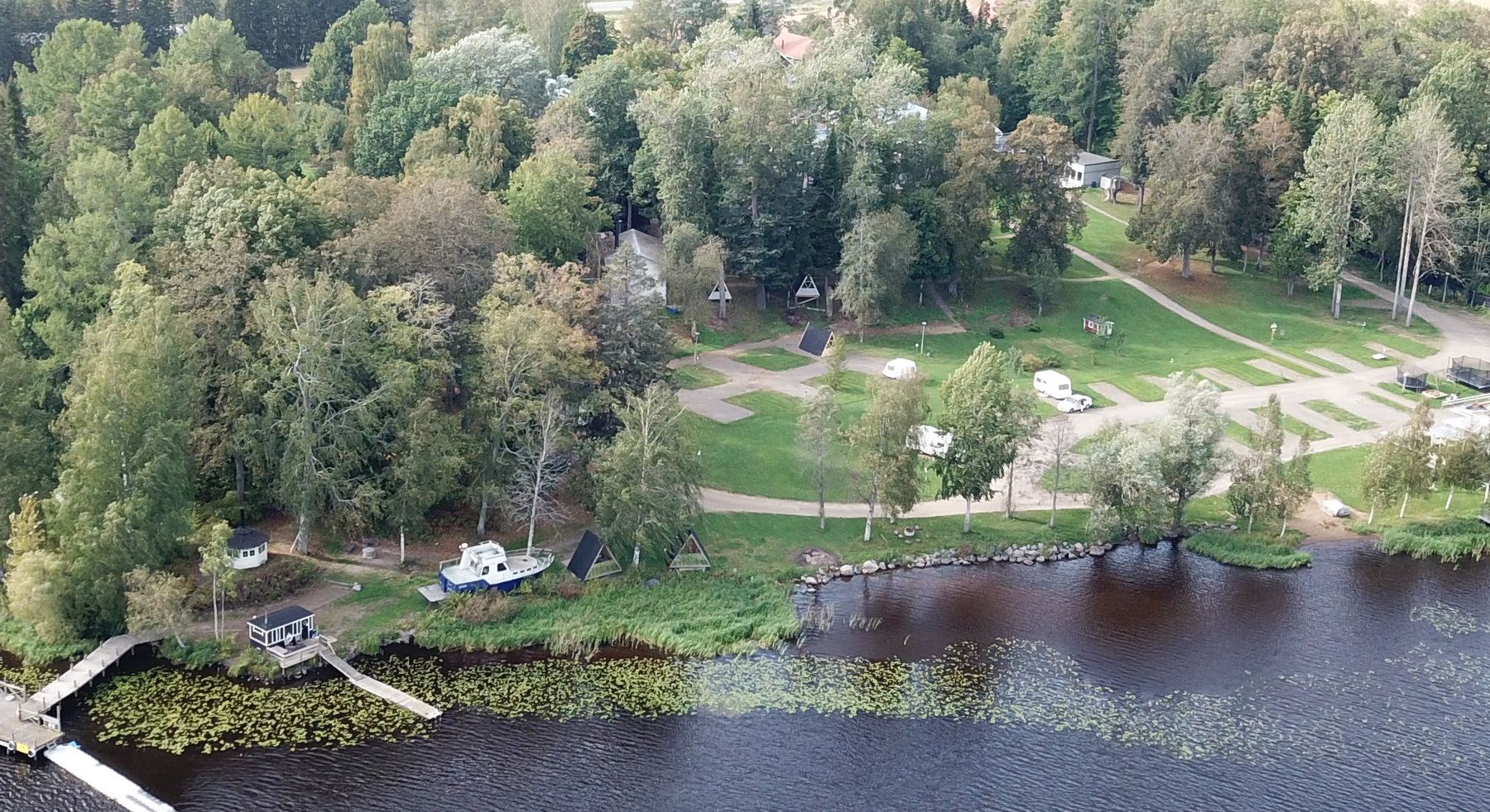 Triangle-glamping cabin by the lake